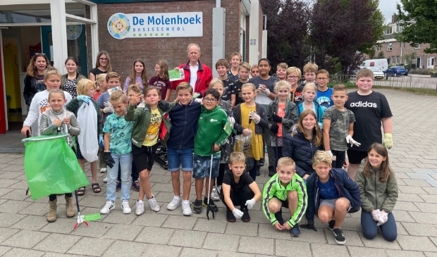 Leerlingen van basisschool De Molenhoek dragen graag een steentje bij aan een schonere wereld.