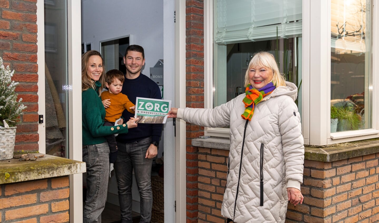 Pleegouders Kitty en Melvin met wethouder Cecilia van Weel.