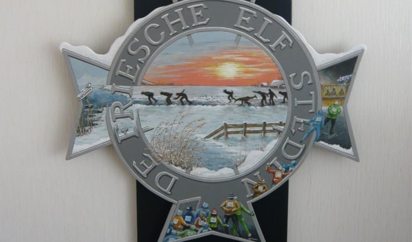 "Het is dit jaar alweer 25 jaar geleden dat de laatste Elfstedentocht is verreden. Een fantastisch evenement. Negen jaar geleden heb ik dit acrylschilderij gemaakt, met de titel: 'Kruisvaarders op het ijs...'"