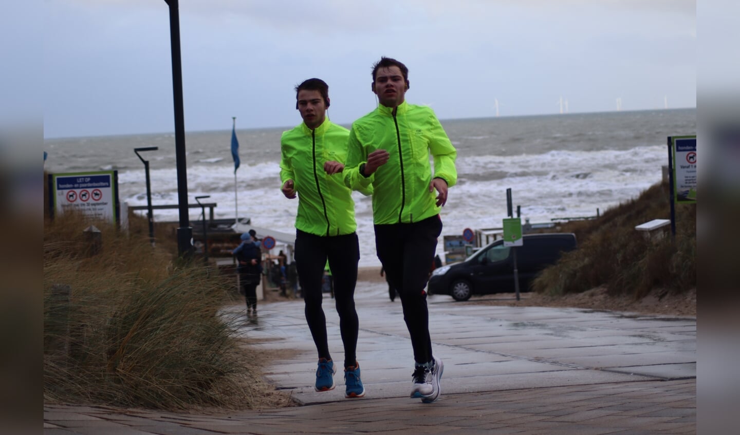 Patrick (l) en Mike Roelands in actie bij de strandopgang.
