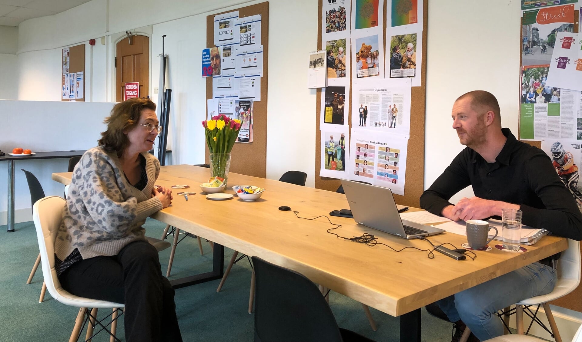 Annemarieke van Nierop (PvdA) in gesprek met Dirk Kaan.