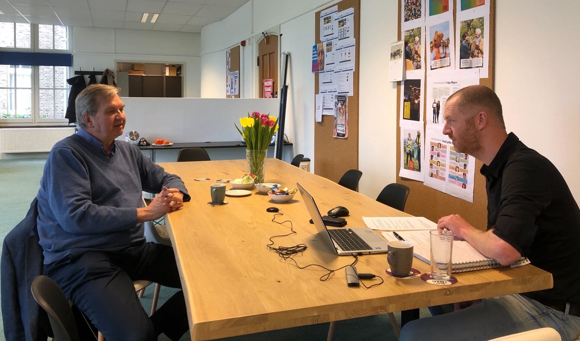 René van Splunteren namens VVD in gesprek met Dirk Kaan (l).