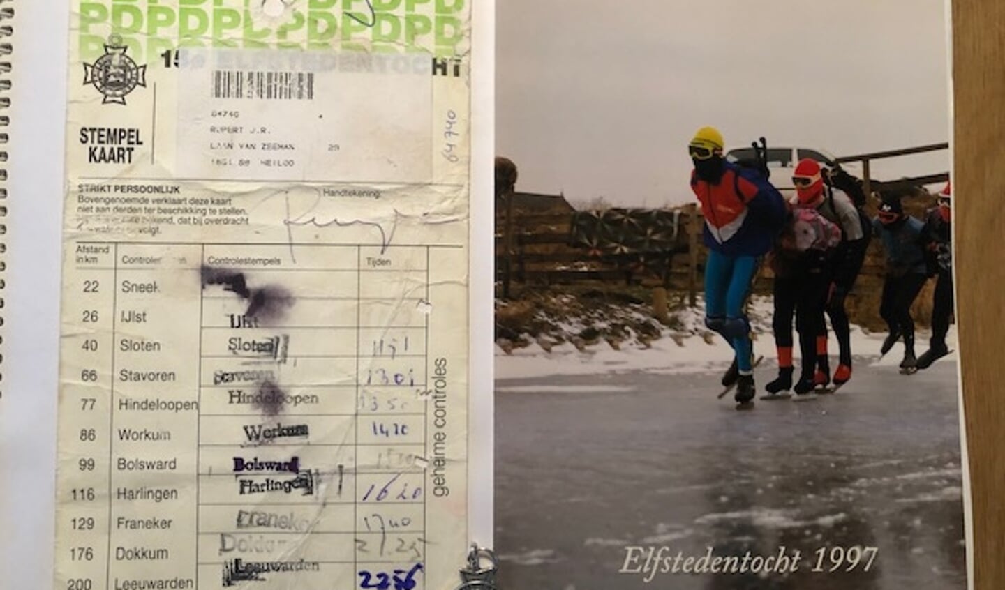 Het kruisje en de foto heb ik een paar jaar later opgedoken in het Schaatsmuseum in Hindeloopen toen ik samen met mijn vrouw de Elfstedentocht reed op de fiets. In het museum stond een kast met ordners vol foto’s van de Elfstedenrijders. Na acht ordners vond ik mijn foto. Ik ben de vierde rijder van het groepje op de foto. - Jan Rupert