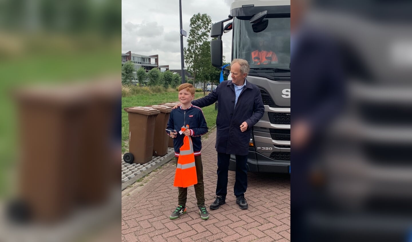 Wethouder Jelle Brouwer geeft samen met Tobias in juni 2020 het startsein voor ingebruikname afvalophaaldienst met zwenkarm.