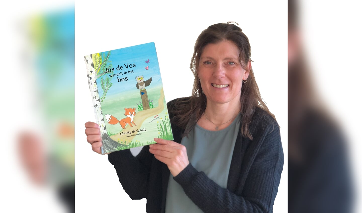 Christy de Graaff met haar boek 'Jos de Vos wandelt in het bos'.