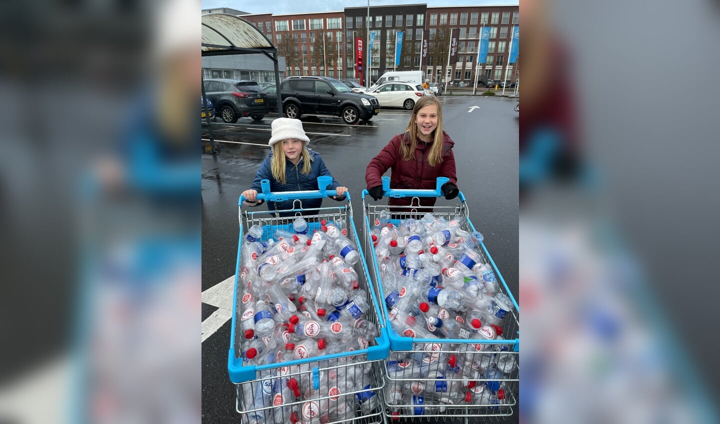 Anne (l) en Sanna (r) van Weel met hun vangst.