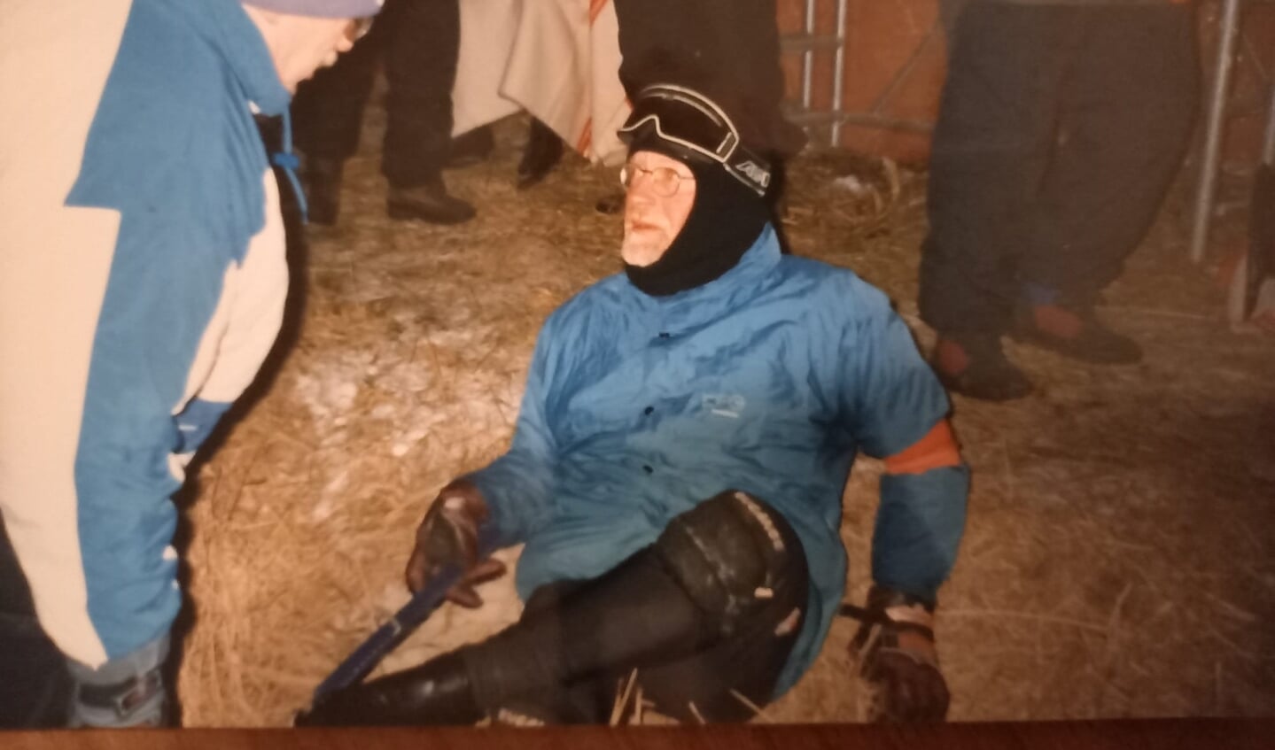 Hans Bus komt op 50 km van de finish even bij in een verwarmde tent met snert en Berenburg. "Dat heeft me gered."