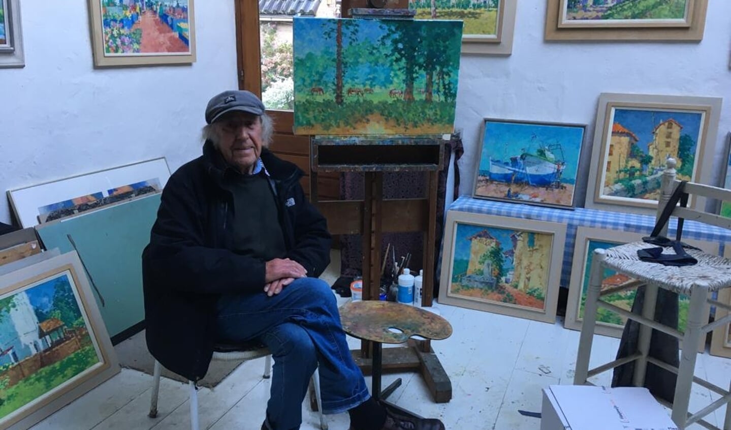 Jan Giling, trots kunstenaar in zijn atelier in Heiloo