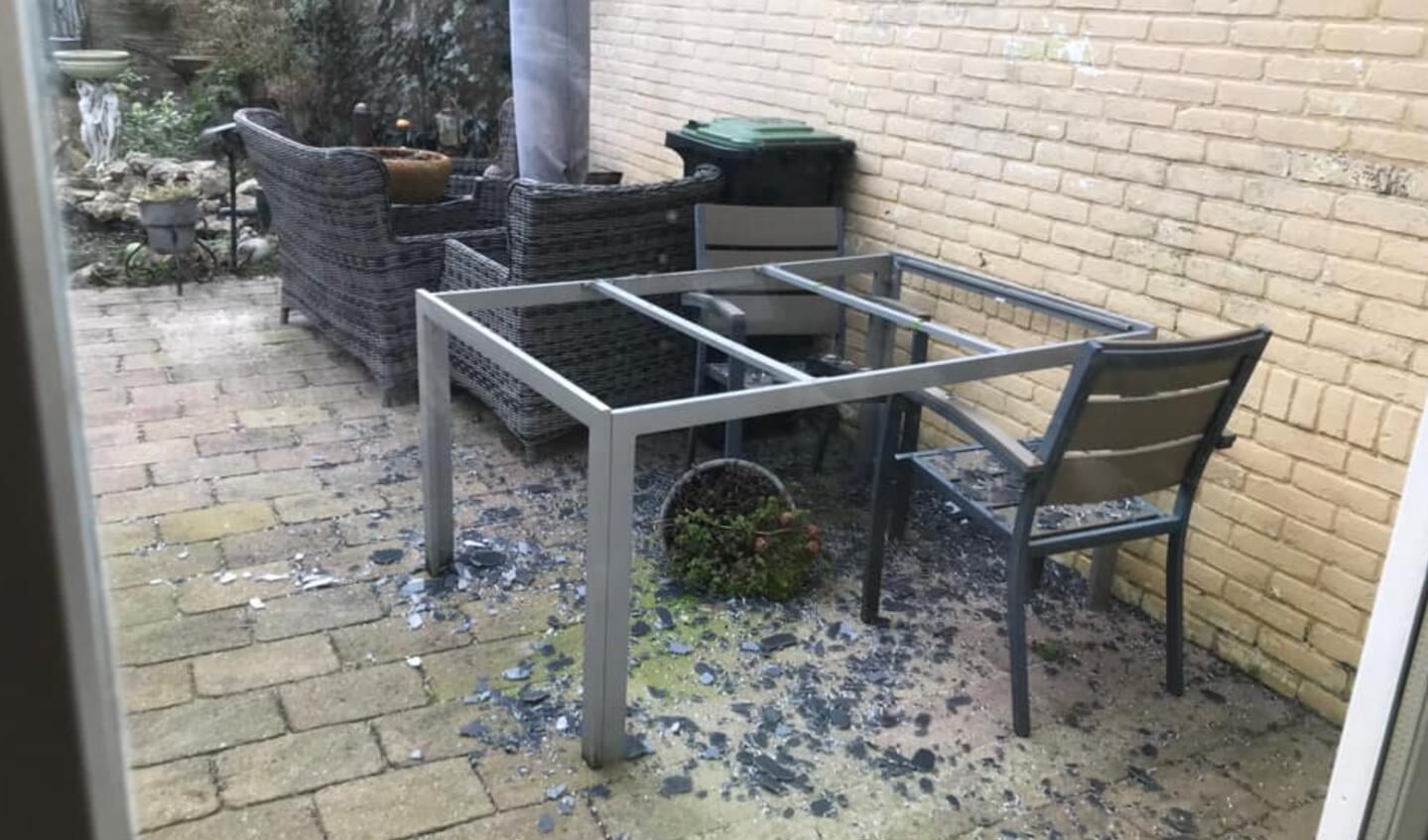 Een gesneuvelde tuintafel.