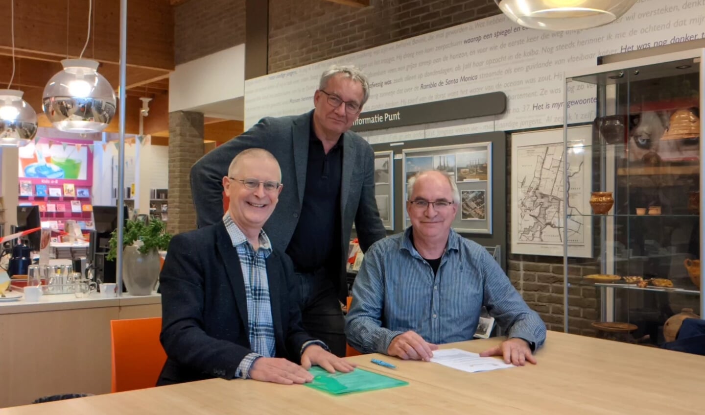 V.l.n.r.: Jan Kaldenbach (bibliotheek Kennemerwaard), wethouder Ron de Haan, Frans Zonneveld (Historische Vereniging Oud-Akersloot)