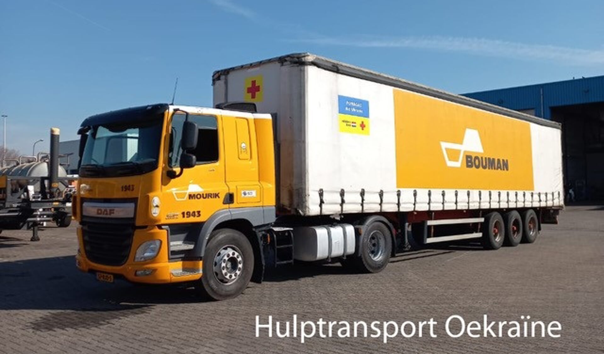 De vrachtwagen is voorzien van stickers van het Rode Kruis/hulptransport Oekraïne. 