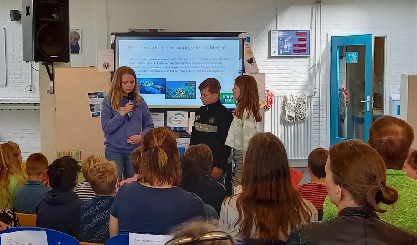Leerlingen van groep 7B presenteren hun politieke partij tijdens de Helmgras
kinderverkiezingen.