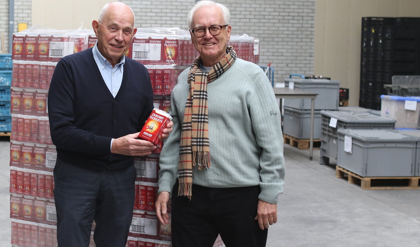 Symbolische overdracht van de koffie door Lex Evers (secretaris van de Lionsclub Alkmaar Phoenix (links) aan Henk Opdam (penningmeester van de Voedselbank Alkmaar). 