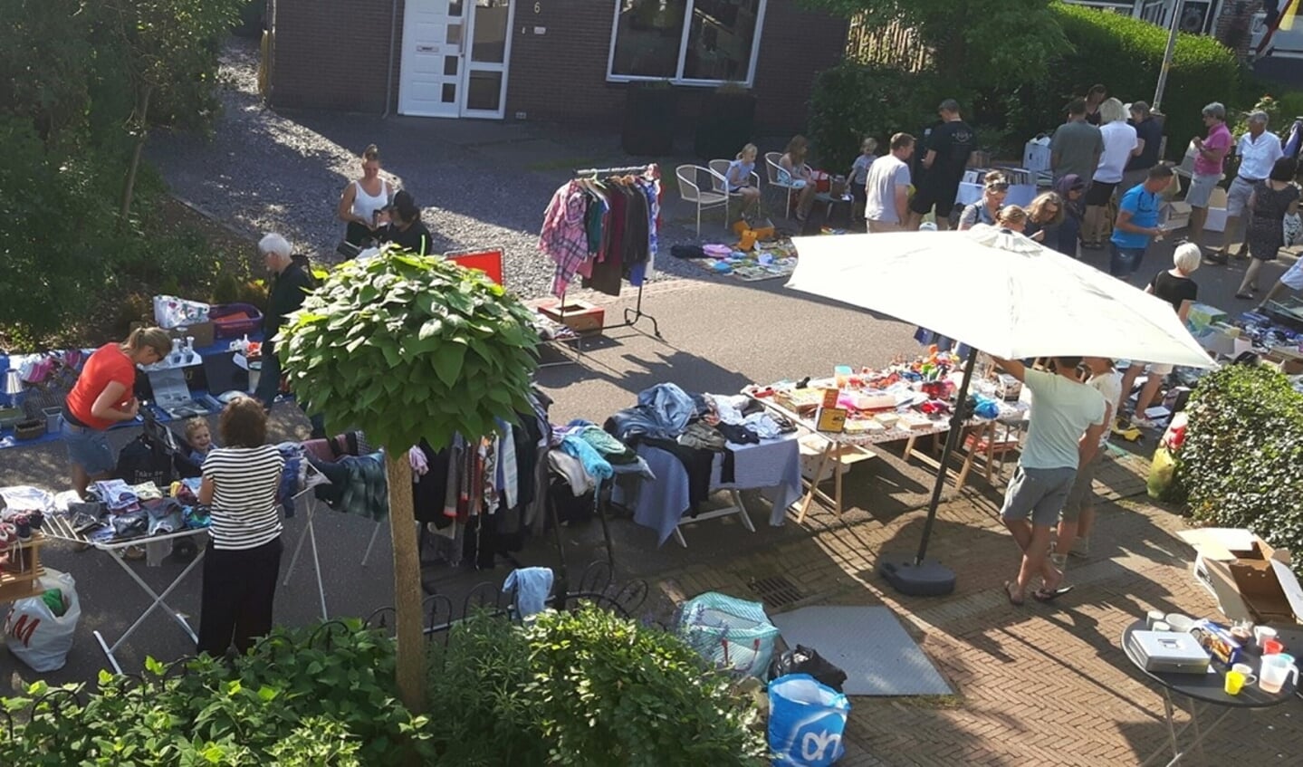 De rommelmarkt aan de Nic. Beetsweg.