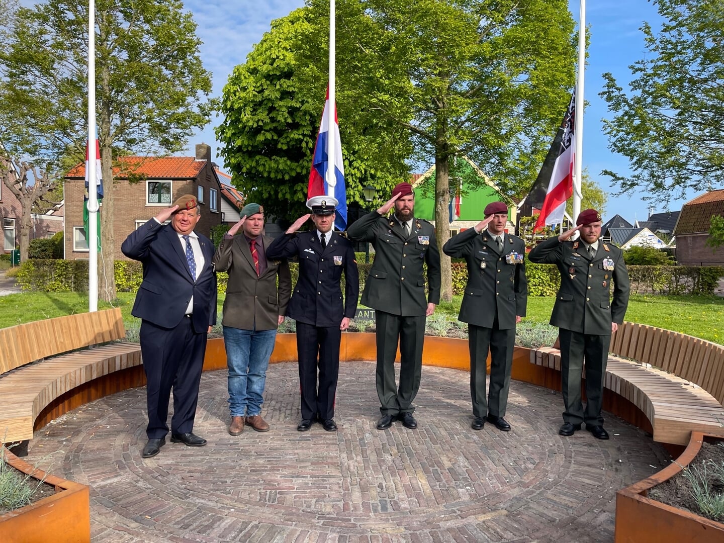 Veteranen uit de BUCH salueren op het Veteranenplantsoen in Uitgeest. Vlnr: Dannij, Ricardo, Daan, Jos, Raoel en Leroy.