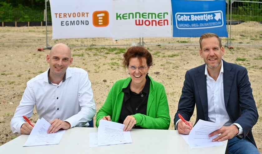 v.l.n.r: Peter Hommes (Tervoort), Krista Walter (Kennemer Wonen), Jan Mors (Gebr.
Beentjes) ondertekenen de aannemingsovereenkomsten op de toekomstige locatie van de
48 sociale huurappartementen.  