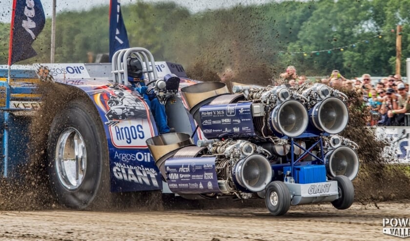 <p>Met brullende motoren banen de brute machines zich een weg door de klei.</p>