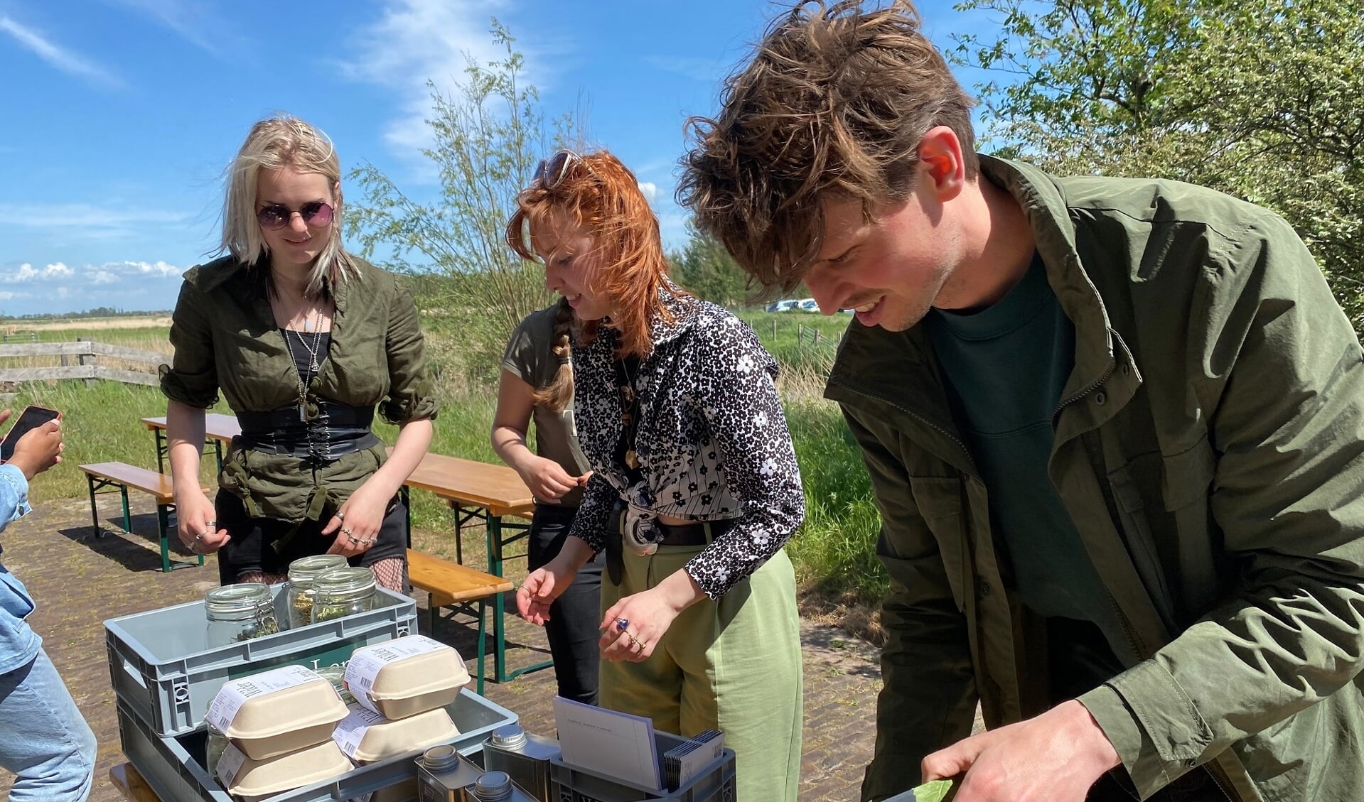 Tijdens de opening presenteerden de studenten hun nieuwe theesoort vanuit een bakfiets.