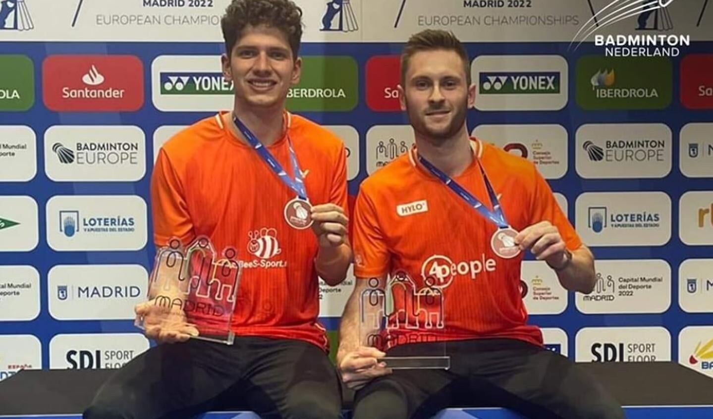Ties en Ruben met hun prachtige medaille.