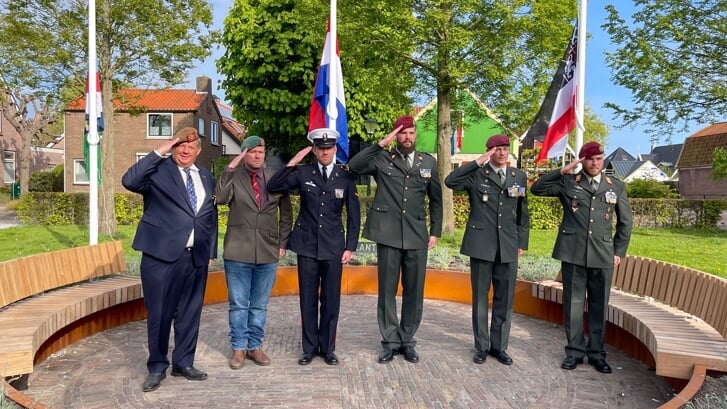 V.l.n.r. voorzitter Veteranencomité Dannij van der Sluijs en veteranen Ricardo, Daan, Jos, Raoel en Leroy.