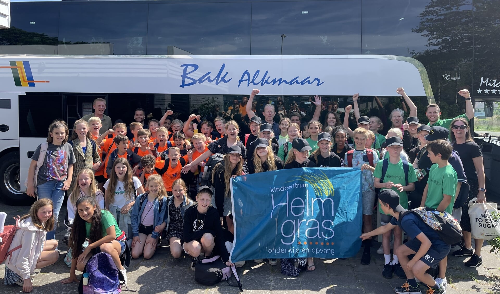 Voetbalteams van kindcentra Helmgras en Paulusburcht met supporters op weg naar de KNVB Regiofinale in Den Helder.