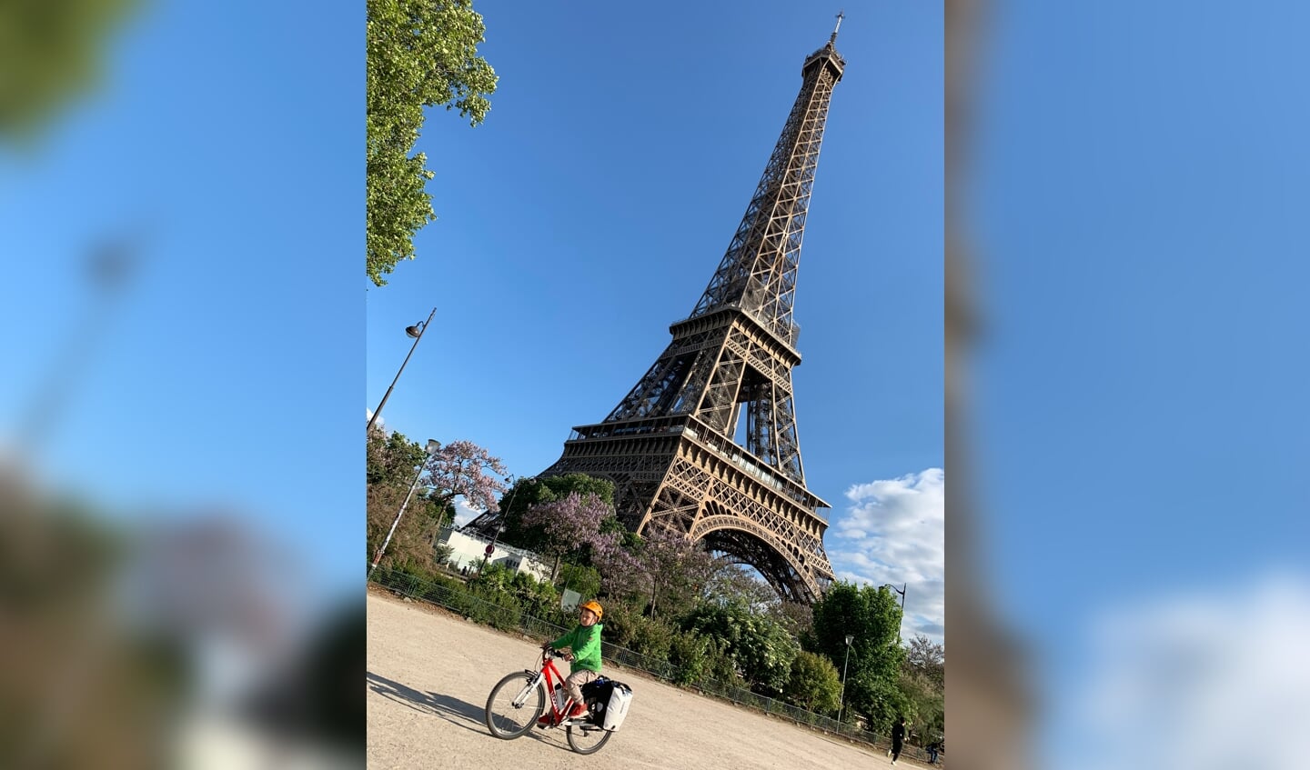 András bij de Eiffeltoren in Parijs.