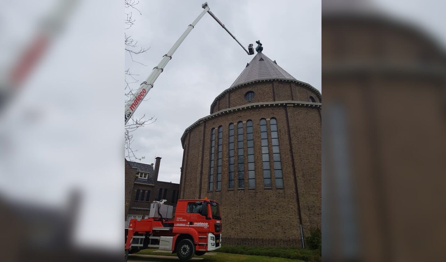 Een kraan van 75 meter hoog werd aangerukt om het licht in het kruis van de Cultuurkoepel te repareren. 