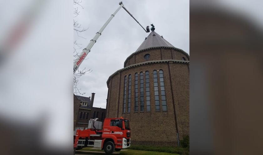 Een kraan van 75 meter hoog werd aangerukt om het licht in het kruis van de Cultuurkoepel te repareren.
