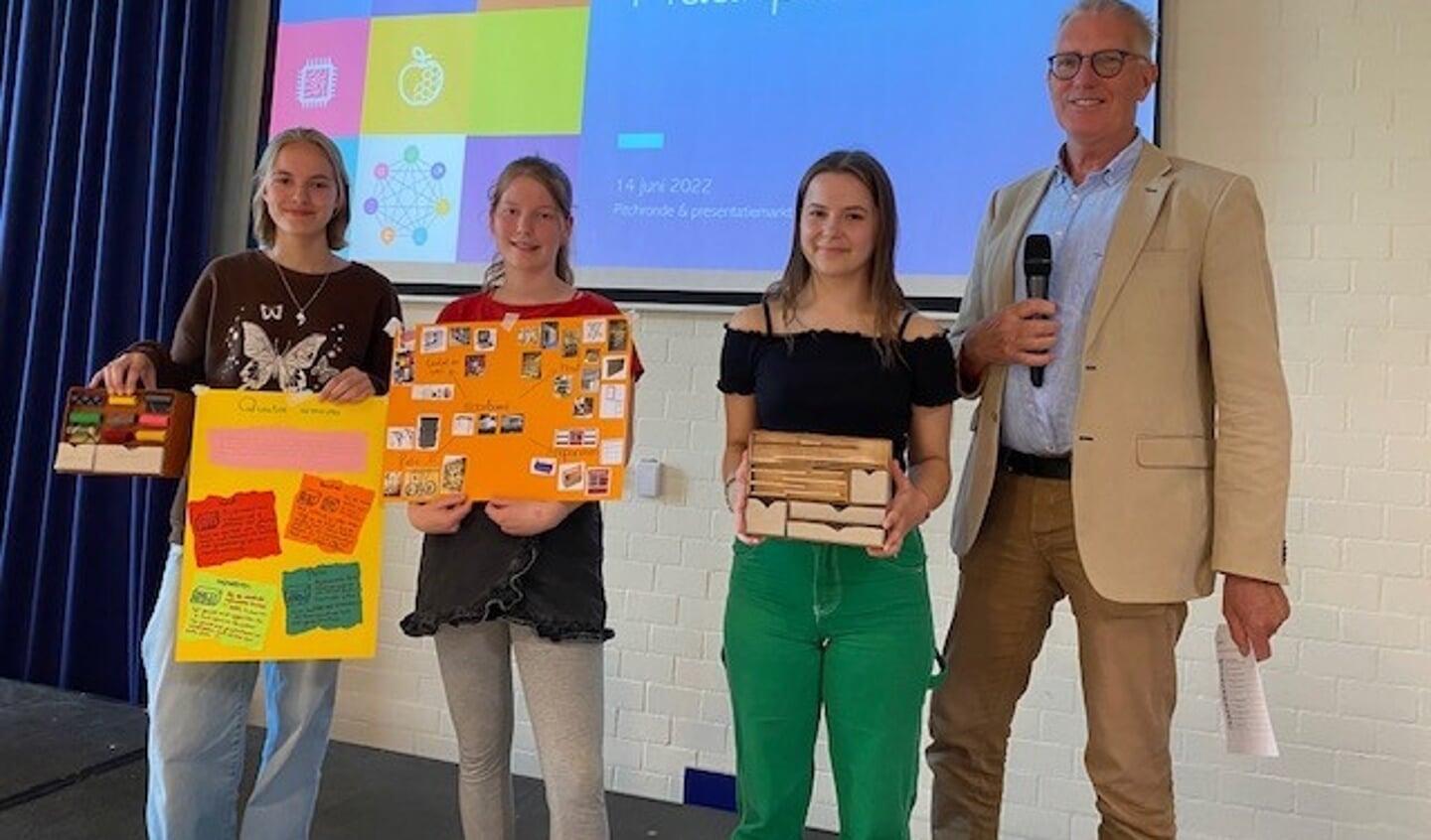 Tessa, Frieda, Emine en Jaline kregen de eerste prijs met hun ontwerp: ‘Cuatre armoires