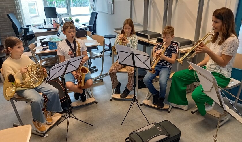 Juf Doortje oefent met kinderen van de talentenklas voor het concert op 29 juni  