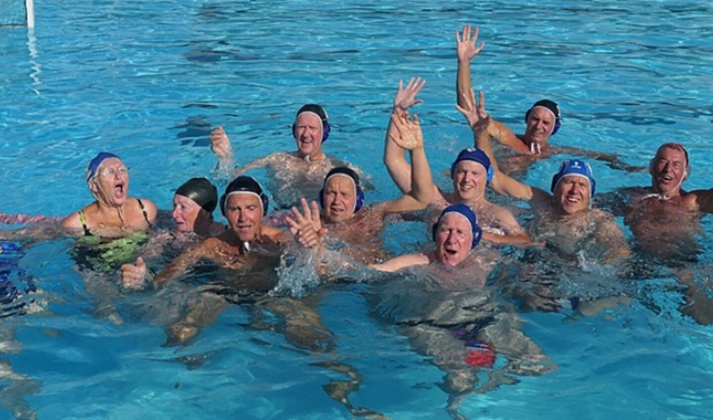 Waterpolowedstrijd met de oud-spelers van AZU wist het 'hoofd koel en boven water' te houden!