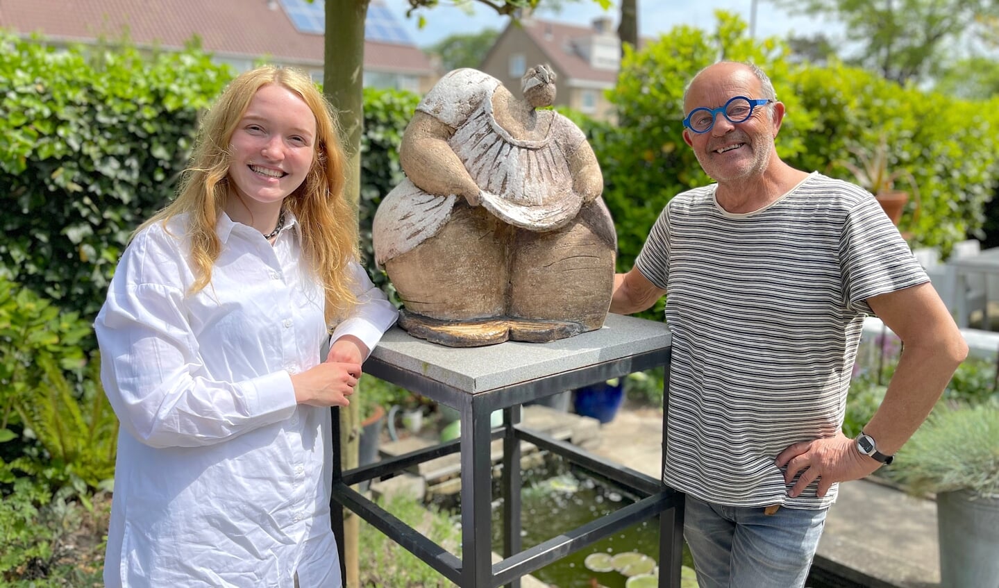 Lada Zinovyeva en Joop Koopman in zijn beeldige tuin aan De Kuil.