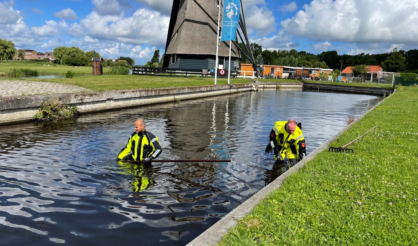 Organisatoren Perry Meijer en Arjan Zonneveld schouwen de sloten voor de Kermisloop.