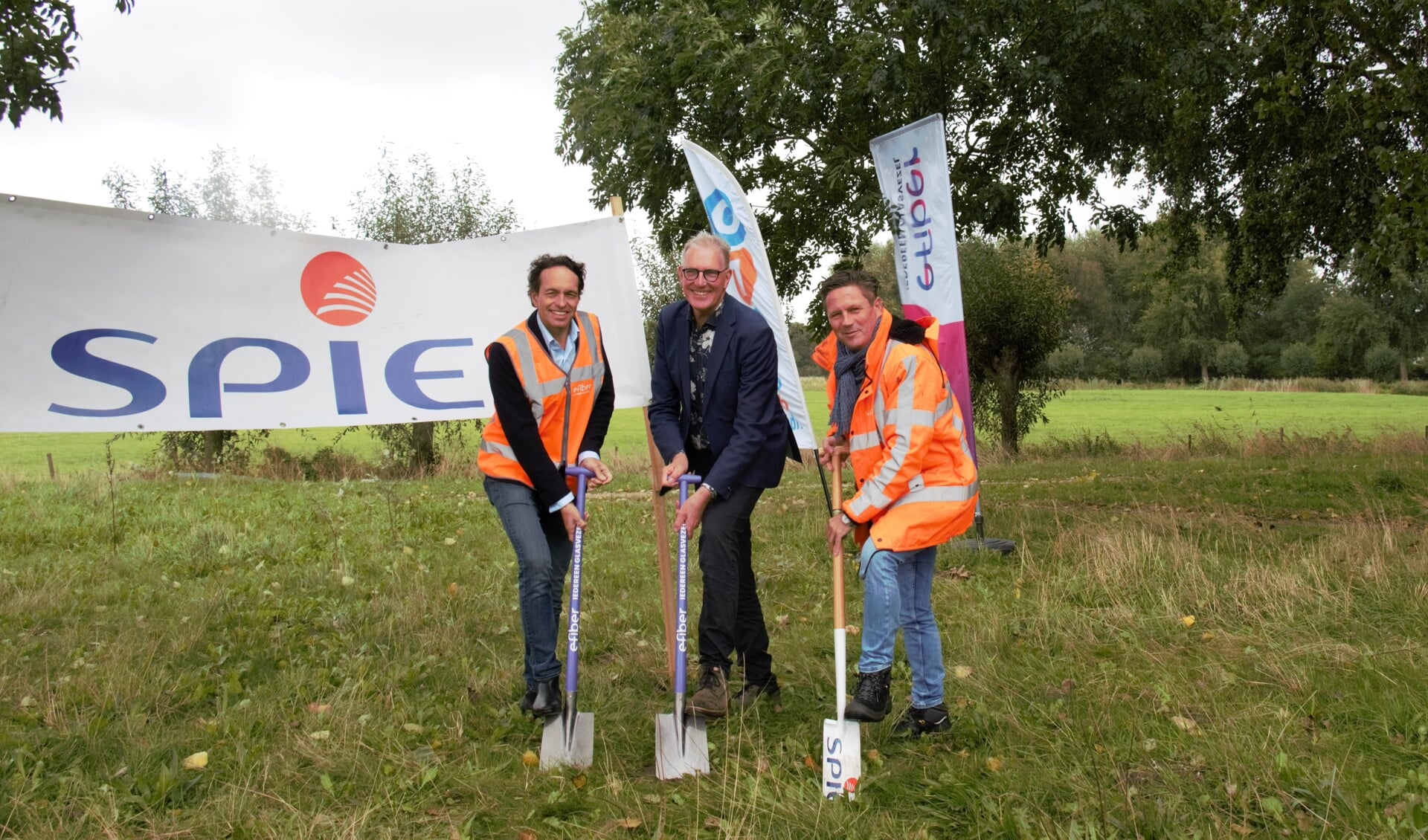 De eerste schop ging afgelopen week in de grond voor de aanleg van een glasvezelnetwerk in Uitgeest.  Floris van den Broek (E-Fiber), wethouder Schouten en Robert Doornbosch (Spie) klaarden de klus.