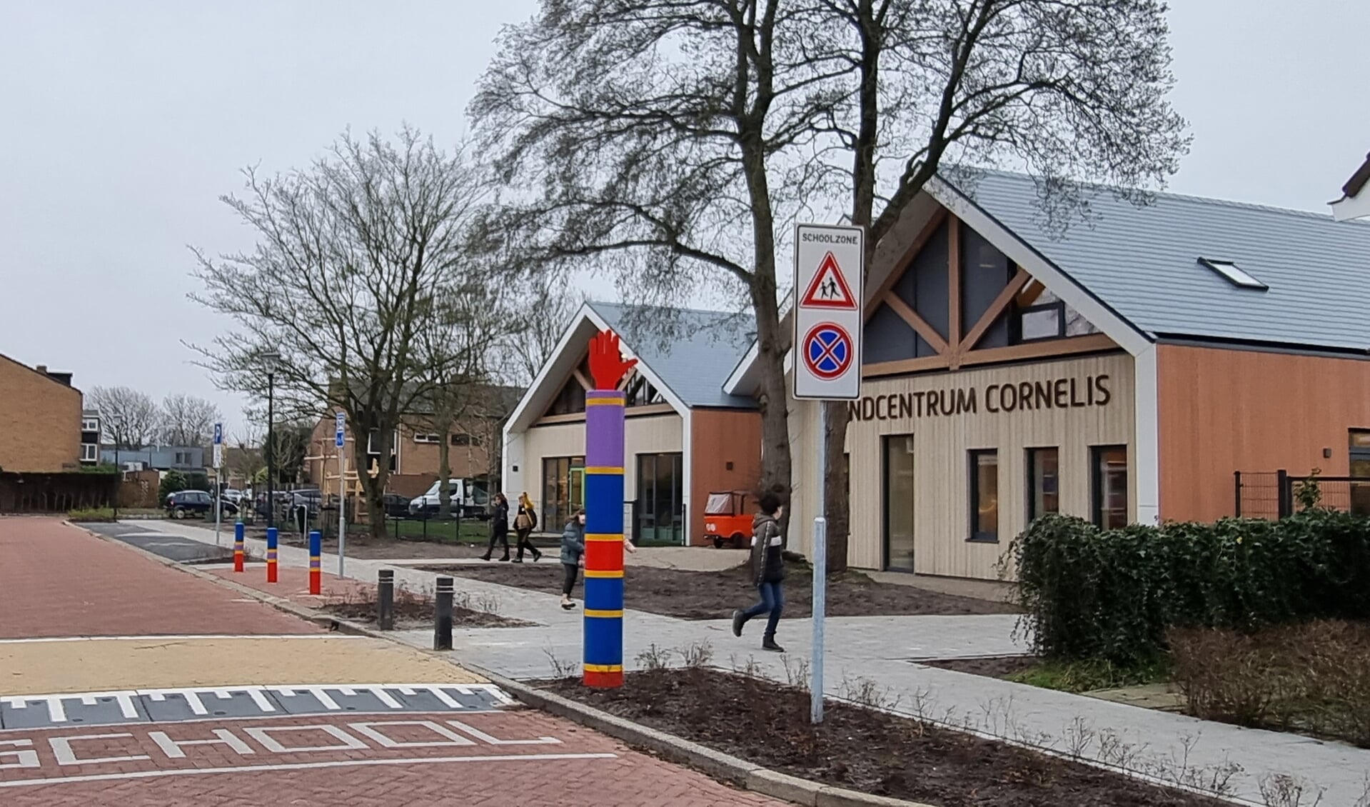 Kiss and ride situatie bij kindcentrum Cornelis.