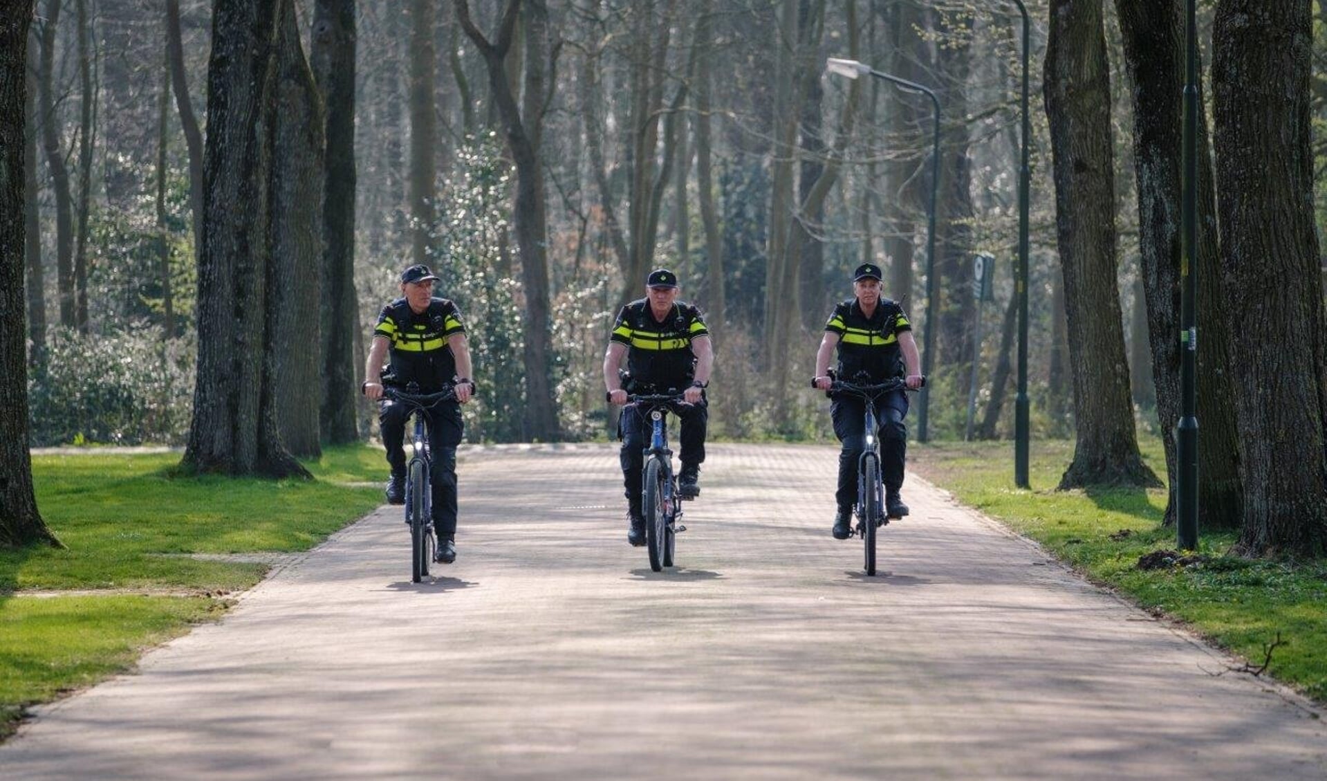 De drie wijkagenten doen regelmatig hun ronde op de fiets.