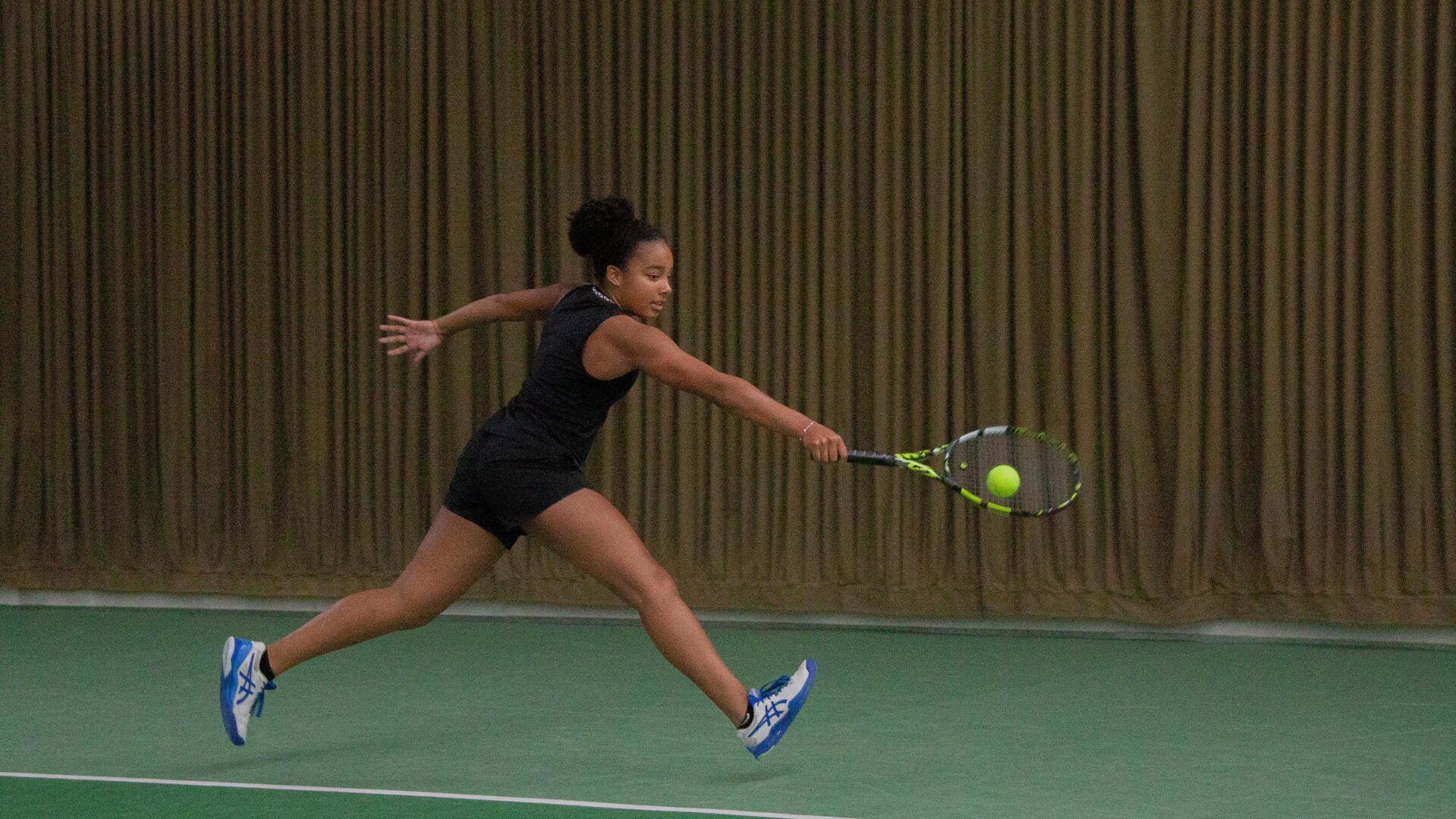 Nora Hardewijk in actie in de tennishal in Castricum.