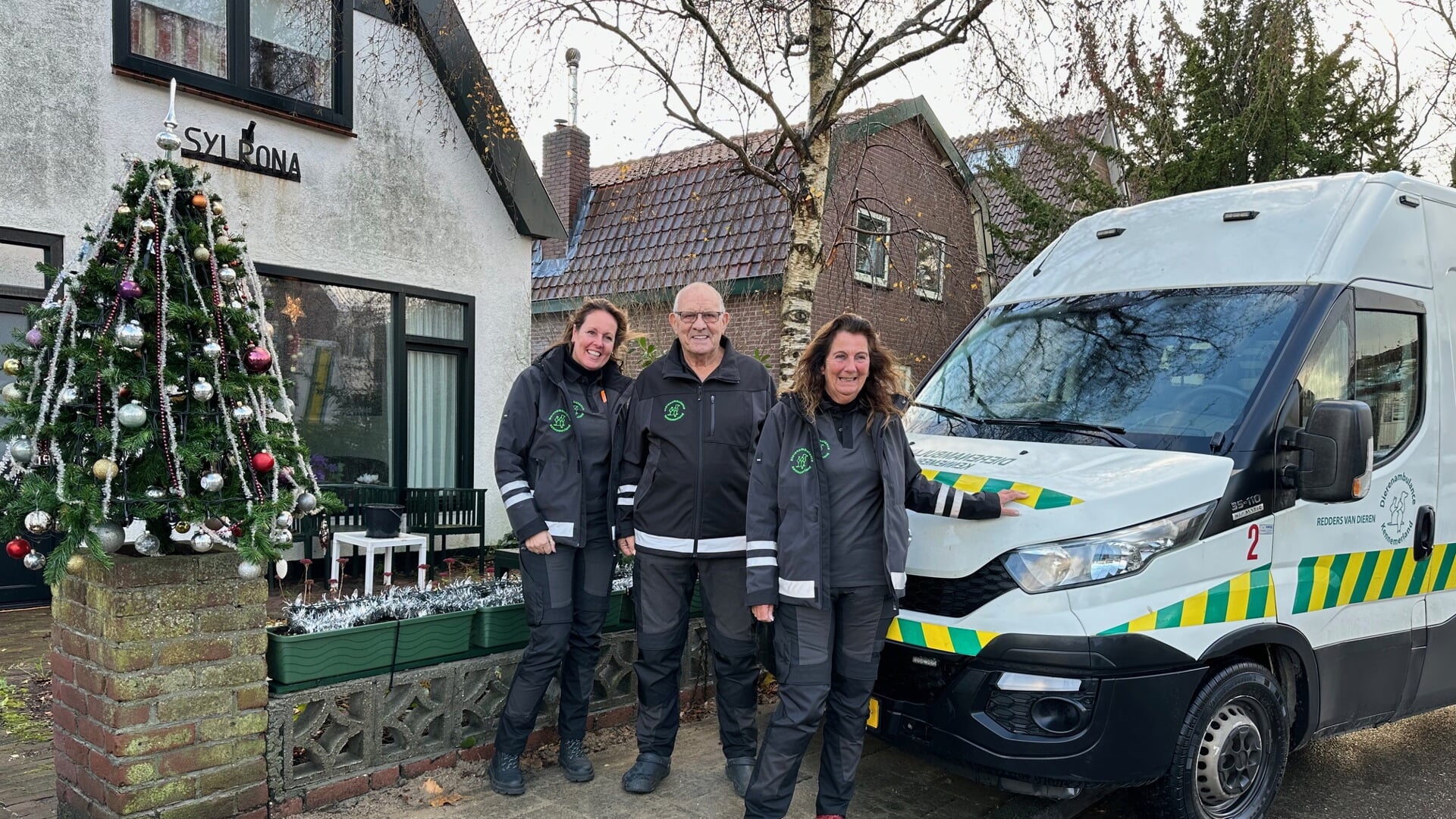 Esther Vink, Rom Zwaan en Margreet Kraaijer van Stichting Dierenambulance Kennemerland dankbaar voor elke donatie aan het Kerstdorp!