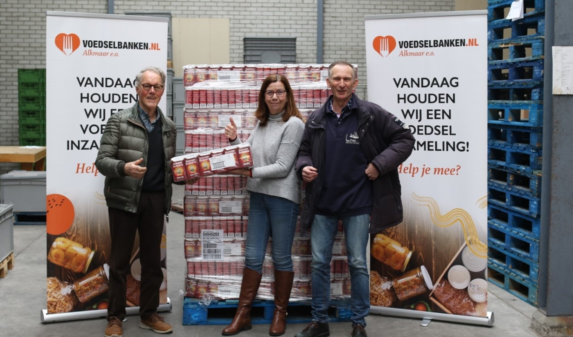 Symbolische overdracht van de koffie door Aad Romijn (president van de Lionsclub Alkmaar Phoenix (links) aan vrijwilligers van de Voedselbank Alkmaar. 