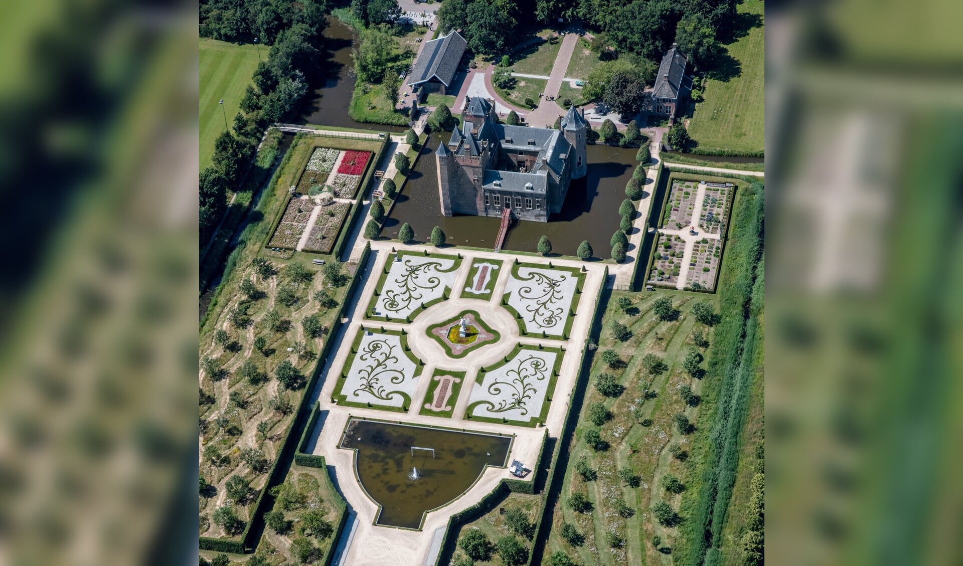 Kasteel Assumburg en omringende  kasteeltuinen. 