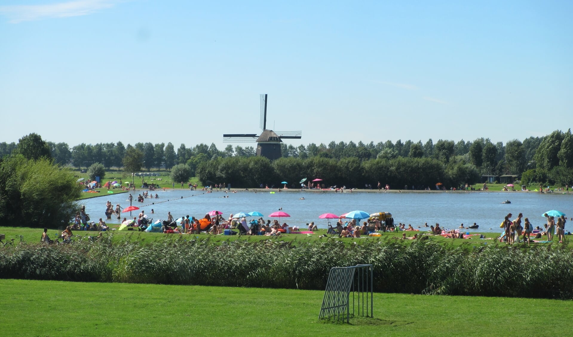 Recreatieterrein Zwaansmeer ligt aan het Alkmaarder- en Uitgeestermeer, ten oosten van Uitgeest. 