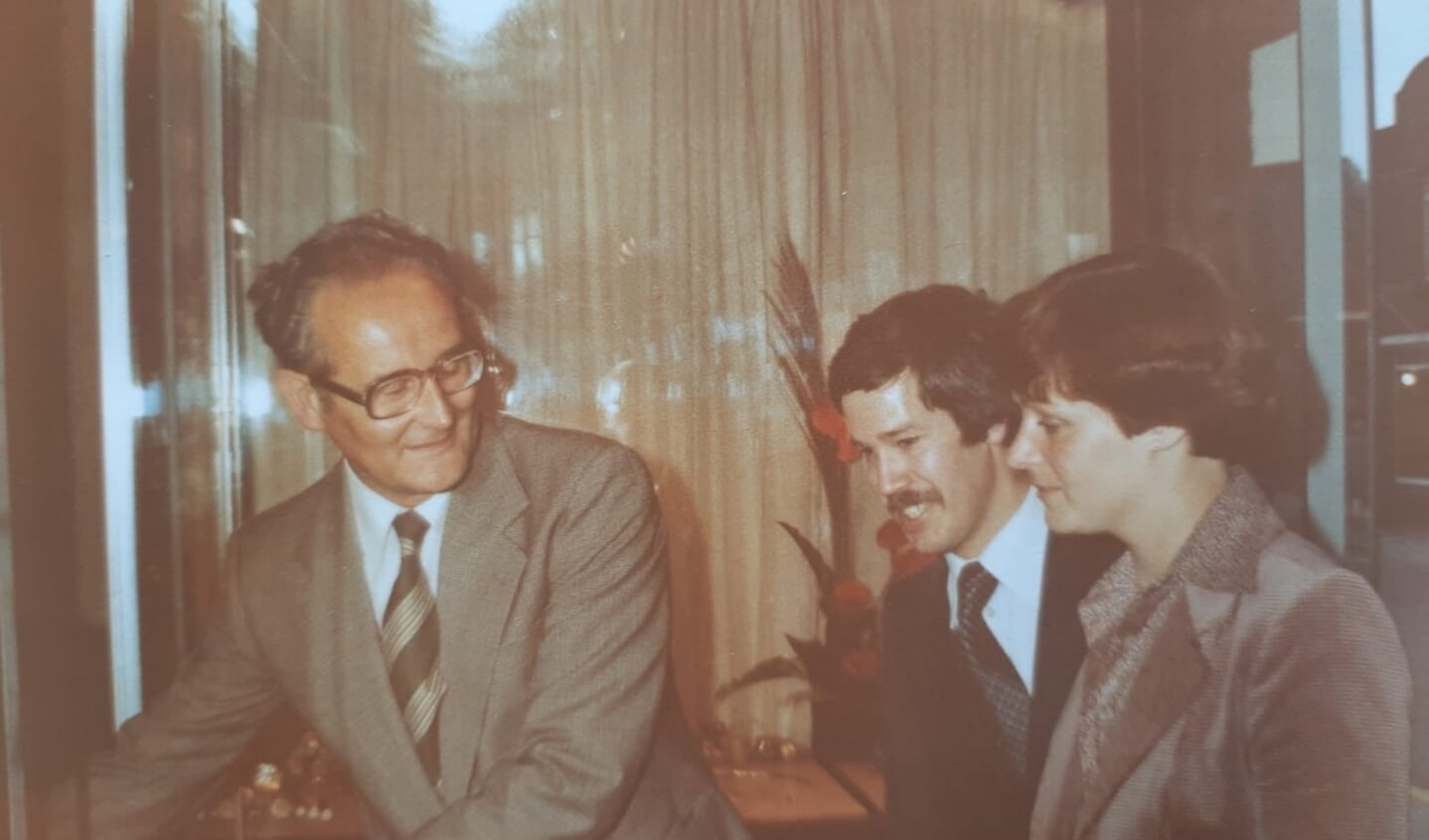 De opening van de winkel in 1977 met burgemeester Hoekstra.