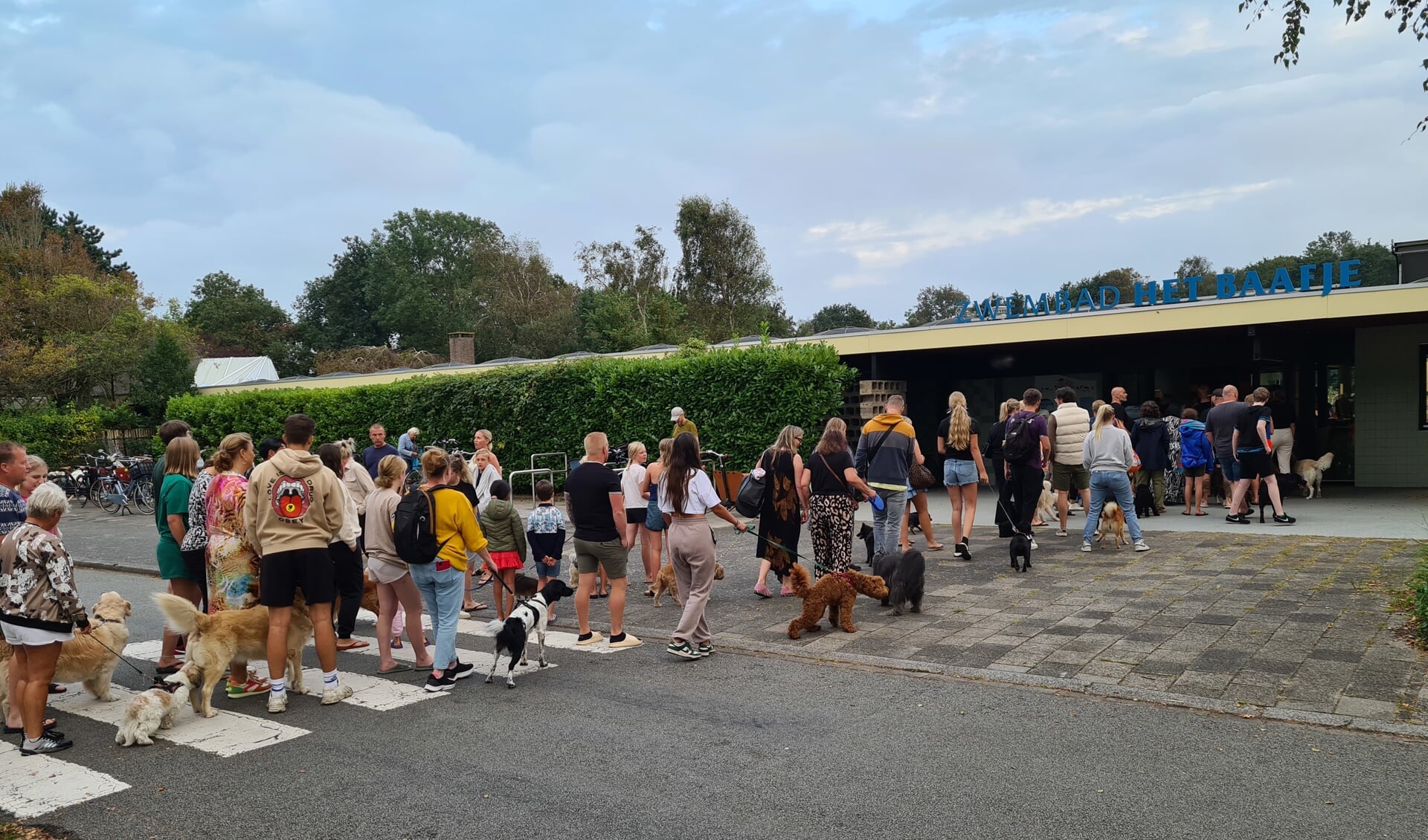 Er stond al snel een lange rij met enthousiaste honden