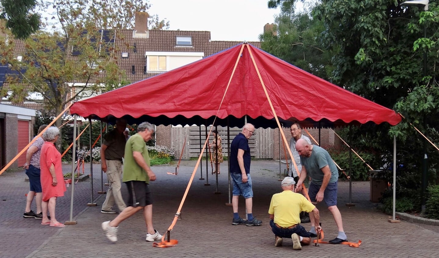 De buurttent wordt opzet door de buurmannen.