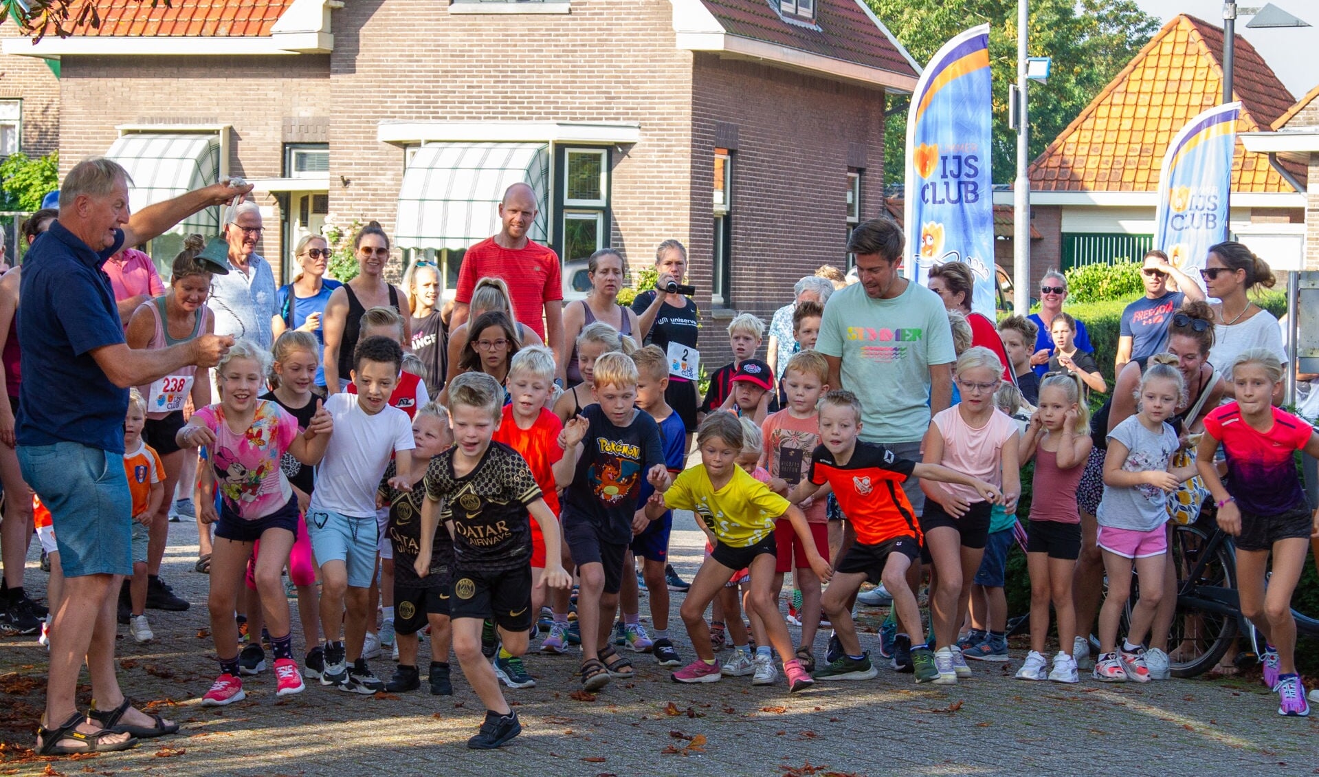 Vol enthousiasme gaan de kinderen van start tijdens de Katerloop 2023.
