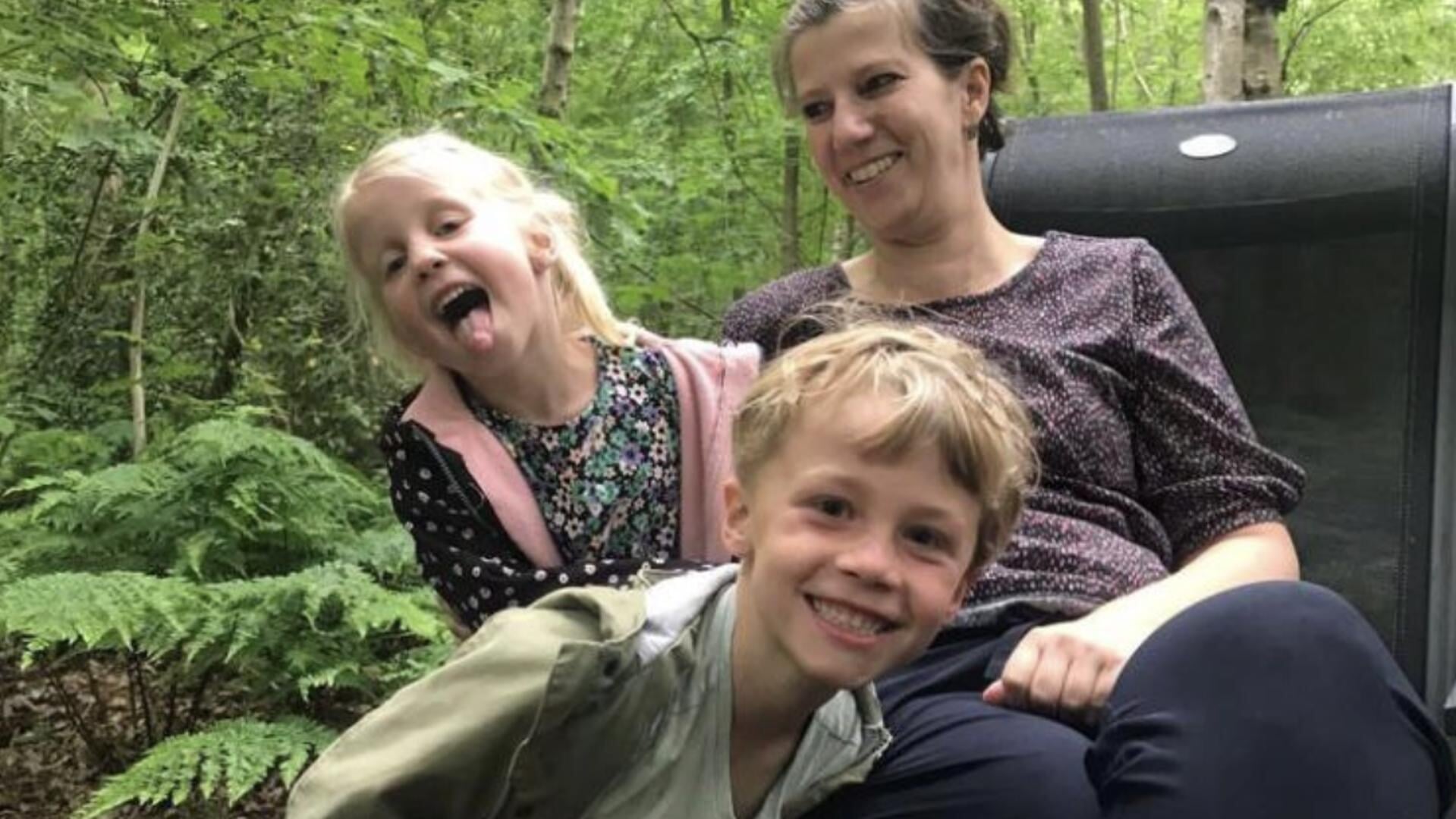 Jantine Wijker, een 43-jarige moeder van twee prachtige kinderen, Tom (8) en Fleur (6), staat voor een onvoorstelbare uitdaging: de strijd tegen borstkanker.