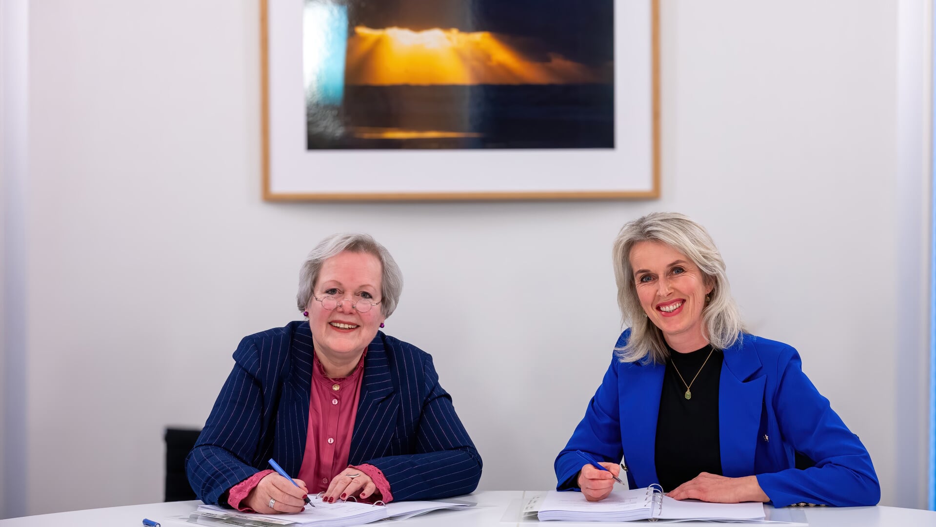 Burgemeester Karen Heerschop (l) en Nienke Hopman van de Biesterbos Groep zetten hun handtekening onder de overeenkomst. 
