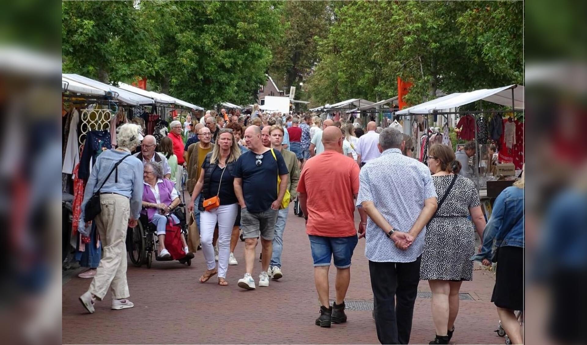 De grijze markt op vrijdag van Egmond op z'n Kop wordt altijd druk bezocht.