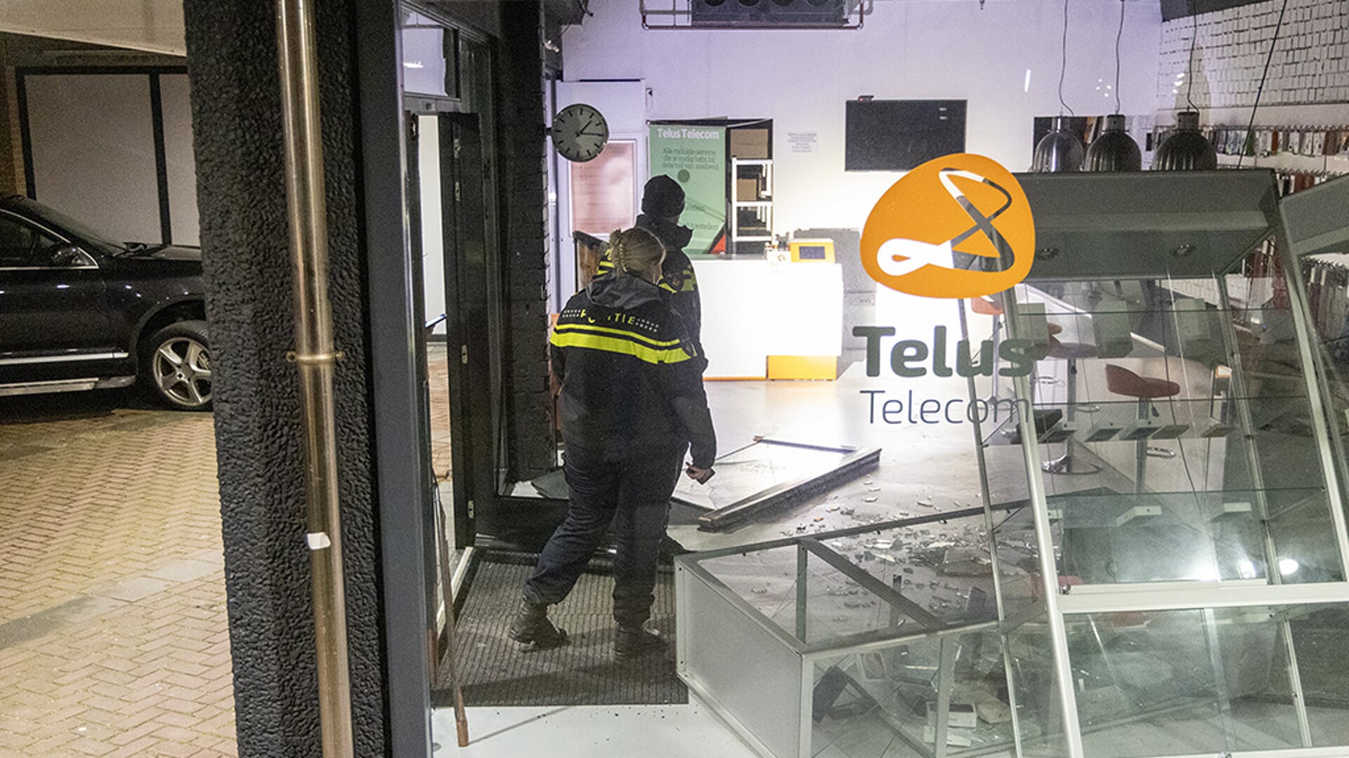 Een telecomwinkel in Heiloo is in de nacht van zondag op maandag het doelwit van een ramkraak geweest. 