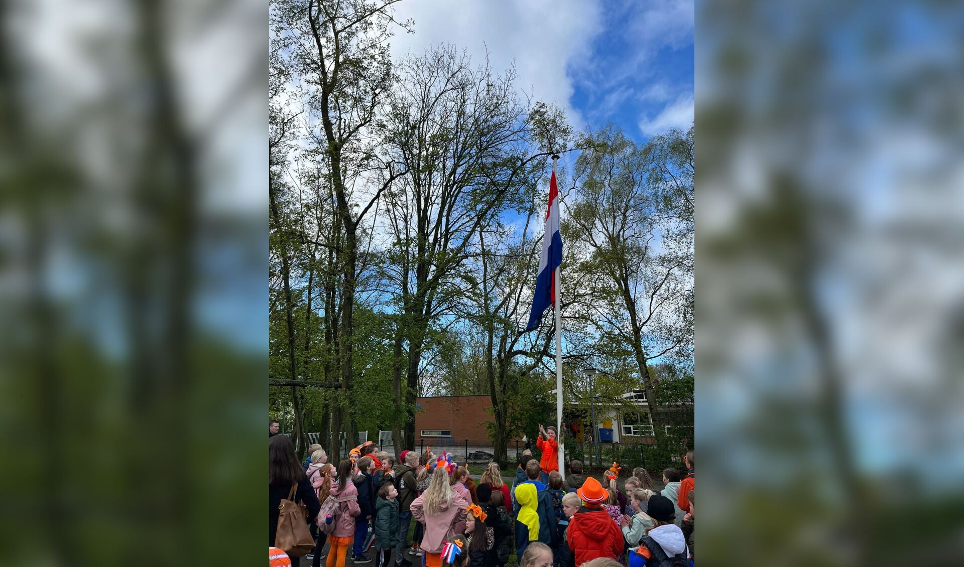 Op kindcentrum Willibrord wordt de vlag gehesen, waarmee de Koningsspelen zijn geopend.